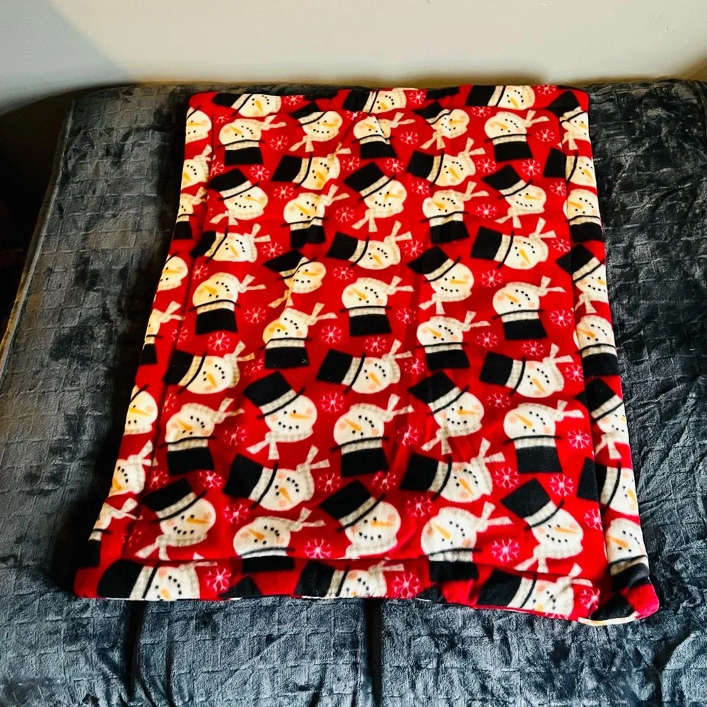 New plush fleece dog bed, snowman design!